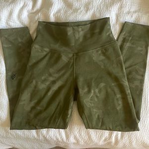 Ptula green Stealth Leggings medium 23 inch inseam
